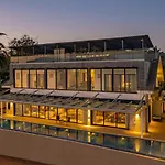 Oceanic Sunsets With River View, Comp Breakfast & Infinity Pool At Stayvista