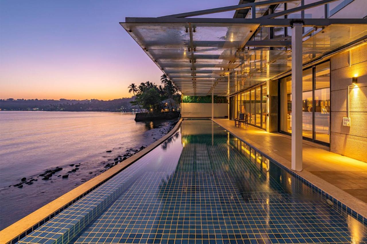 Oceanic Sunsets With River View, Comp Breakfast & Infinity Pool At Stayvista *