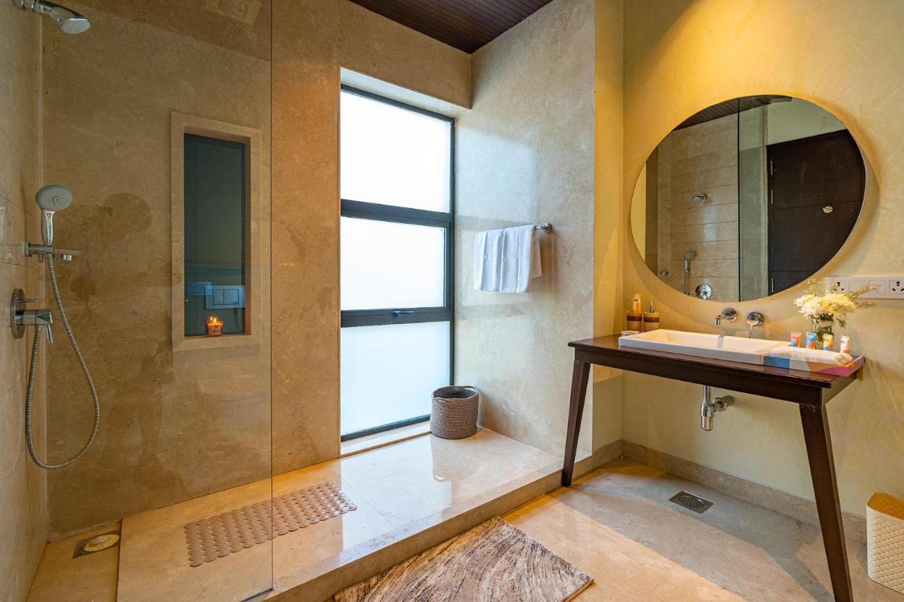 Oceanic Sunsets With River View, Comp Breakfast & Infinity Pool At Stayvista * Verem