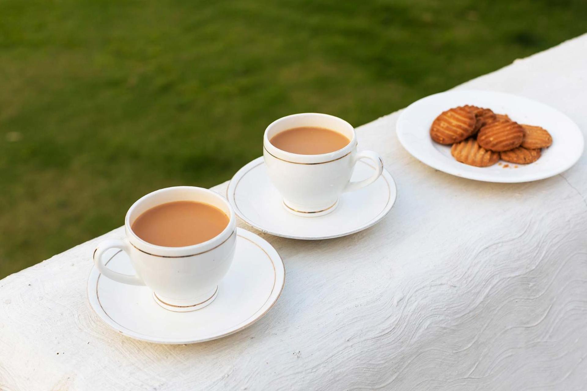 Oceanic Sunsets With River View, Comp Breakfast & Infinity Pool At Stayvista